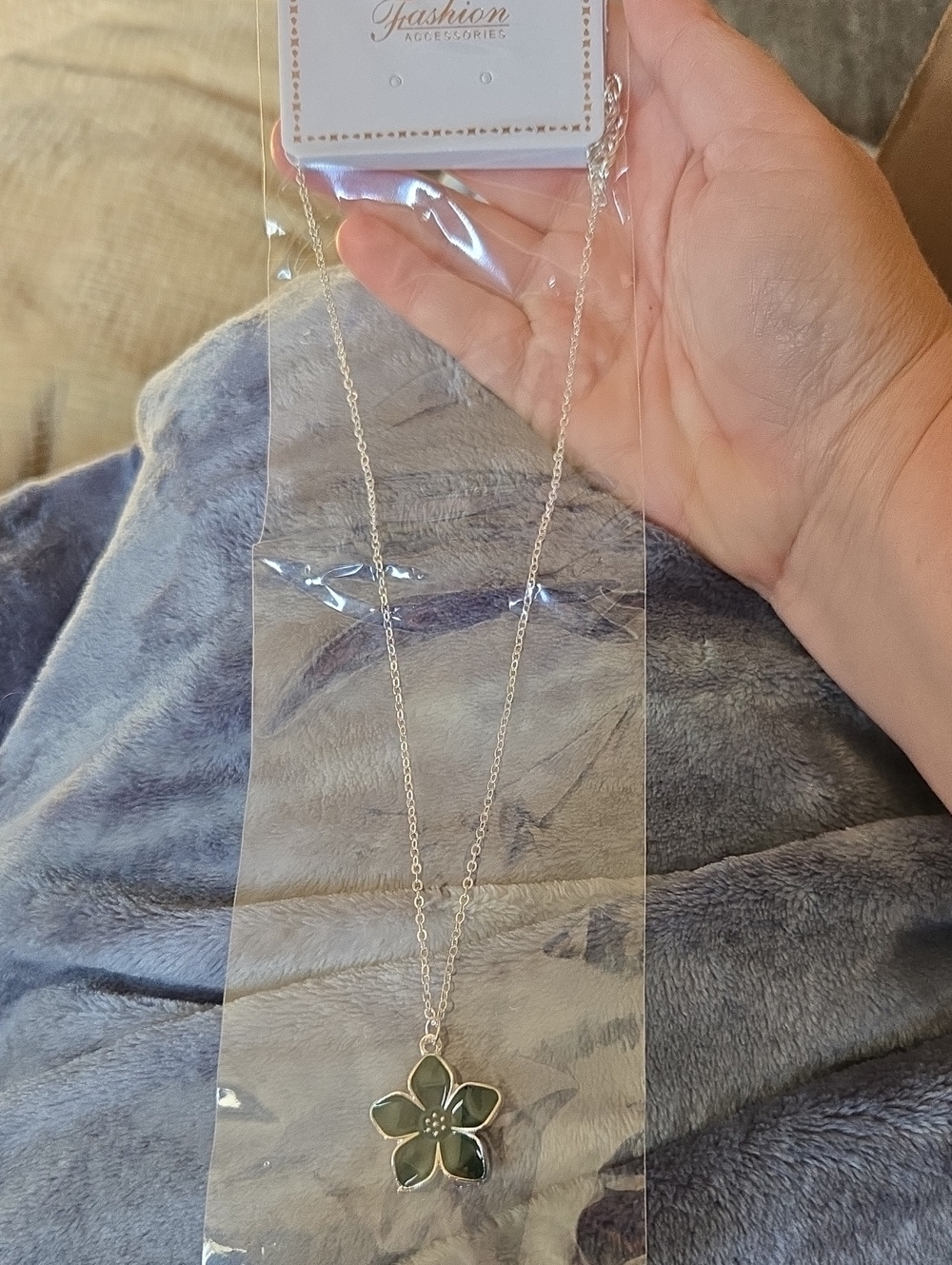 3/$10 Bundle Deals Green Flower Pendant Necklace